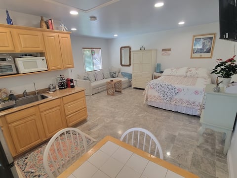 Successful Airbnb property: Private Charming guest house at West Los Angeles in Westside South Central