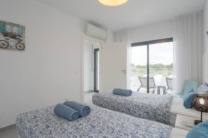 Jedna od spavaćih soba na katu s dva jednostruka kreveta (mogu se spojiti), roletama i klima-uređajem. Soba ima izravan pristup krovnoj terasi.