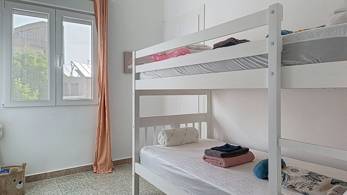 Poschodová posteľ pre 2 osoby. Sieťka proti komárom, klimatizácia, kúrenie, vstavaná skriňa.