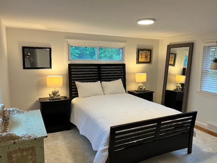 主卧室-标准双人床、办公桌、衣橱、电视