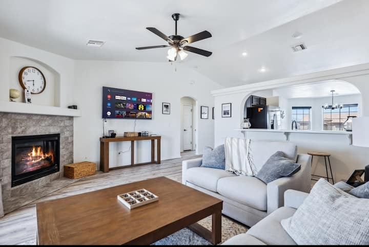 Game On! Beautiful Home For 10 - Laughlin, NV