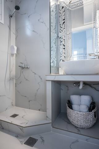 Diamond 4bd Sunset/Sea View Villa w Pool & HotTub gallery image 2