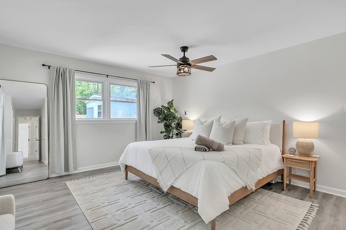 Op zoek naar een rustgevende retraite? Zoek niet verder, want deze minimalistische slaapkamer is ontworpen om je zintuigen te kalmeren, terwijl je toch overmatig comfort biedt. 