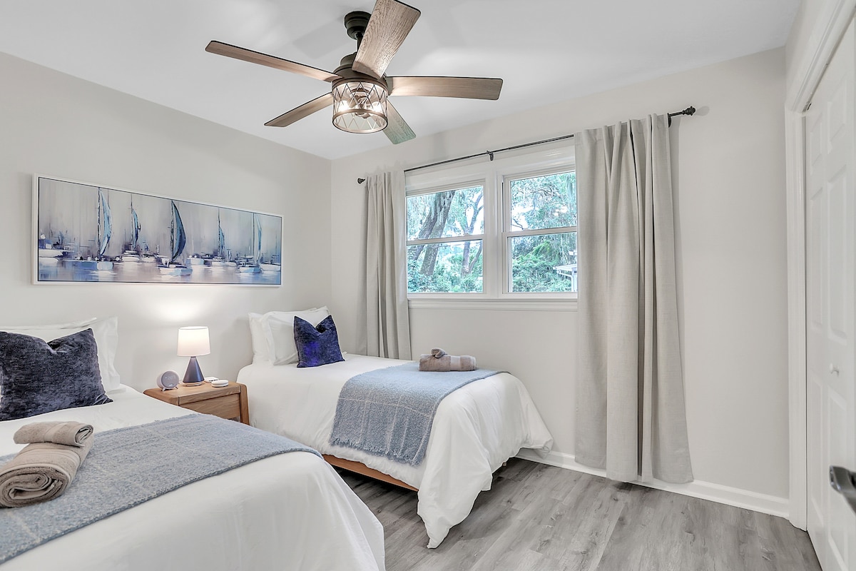 Een luchtige, overzichtelijke kamer die is geïnspireerd op de sfeer van de kust van Georgia. Zachte texturen en lichte kleuren verbinden deze kamer met de rest van het huis. 