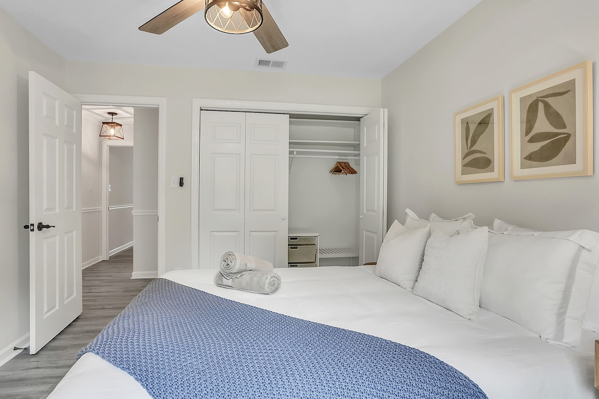 Zachte blauwtinten in combinatie met helder wit zorgen voor een rustgevende ruimte. Zorgt voor de meest verfrissende nachtrust!