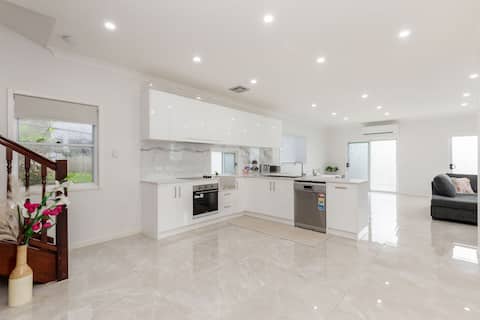 Entire 5BR House near CBD South Bank