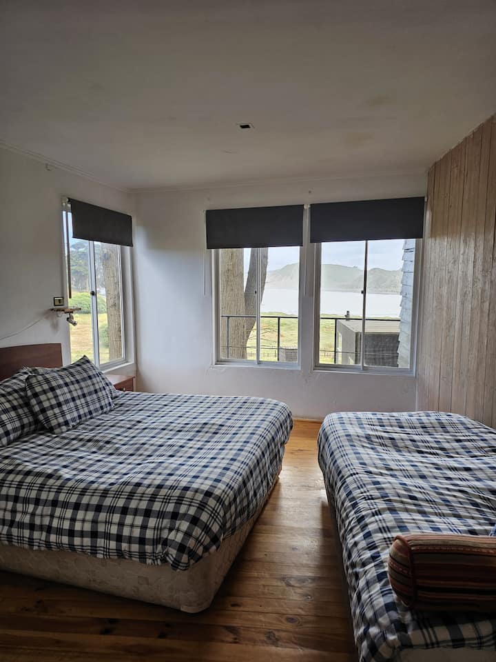 Chambre avec un lit deux lits et un lit simple