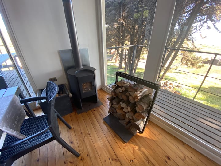 Poêle à bois et bois inclus pour garder la cabine au chaud en hiver ou les soirées plus froides