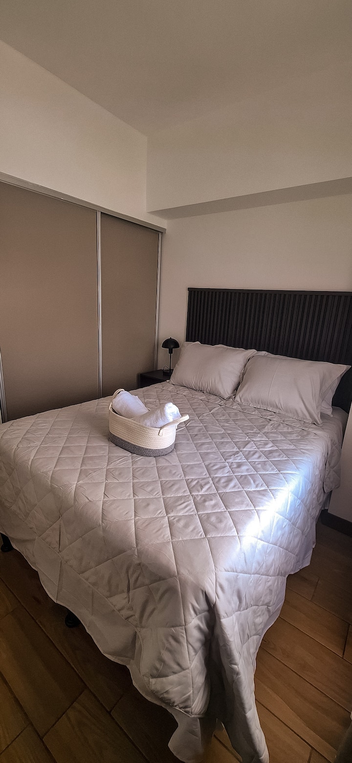 Habitación con cama matrimonial semi ortopédica 