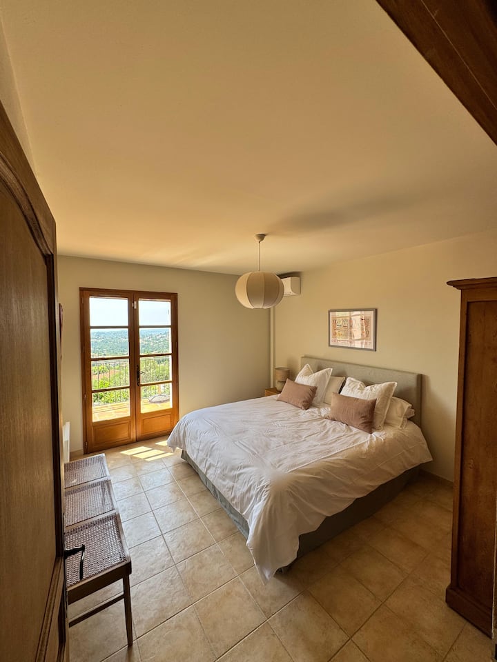 Veľká manželská posteľ s klimatizáciou, ktorá vedie na terasu na poschodí s výhľadom na more.

Vybavené vlastnou kúpeľňou. 