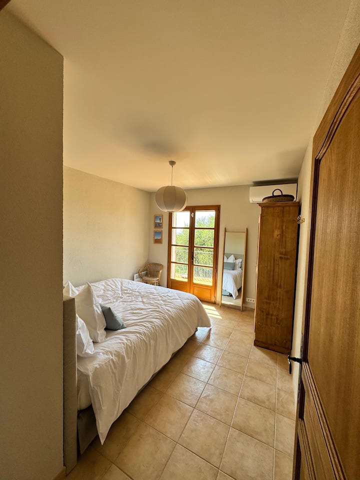 Slnečná spálňa 3, klimatizovaná, s pohodlnou manželskou posteľou a dverami na terasu s výhľadom na more. 
Veľká kúpeľňa so sprchovacím kútom je na tom istom poschodí (kúpeľňa 1).