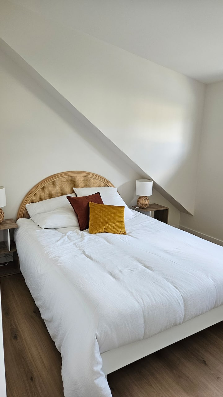 Gran habitación con cama de 140x190 cm