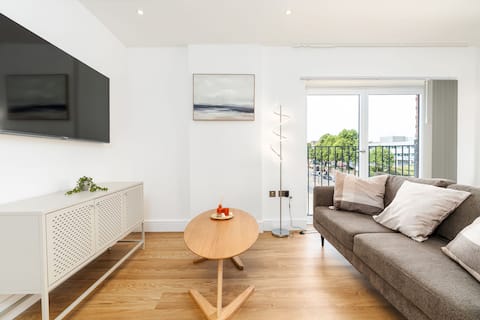Top performing Airbnb: 2 Bed Apartment | Birmingham City Centre + Parking in Edgbaston
