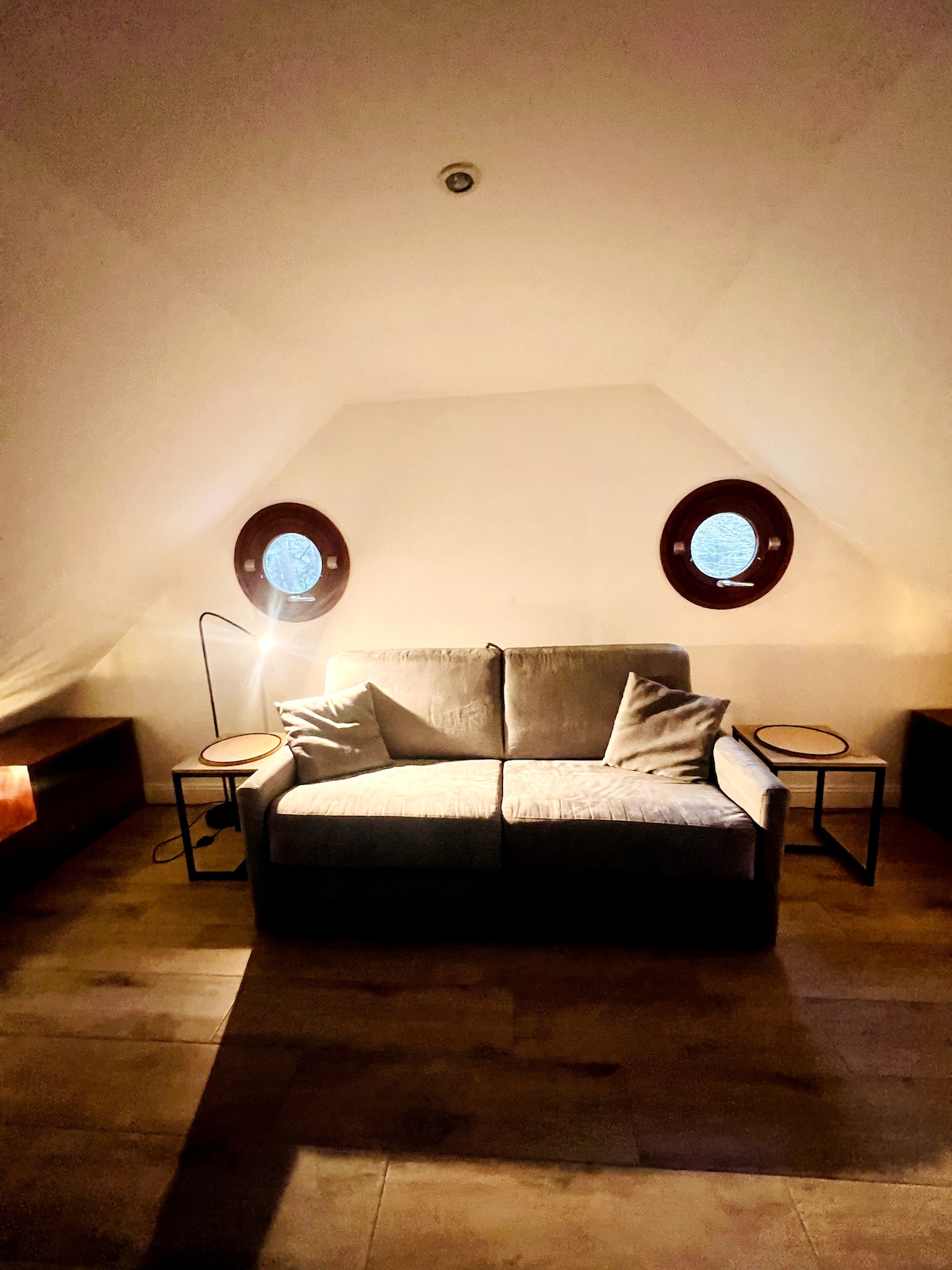 studio met slaapbank, badkamer, toilet, kleine keuken 