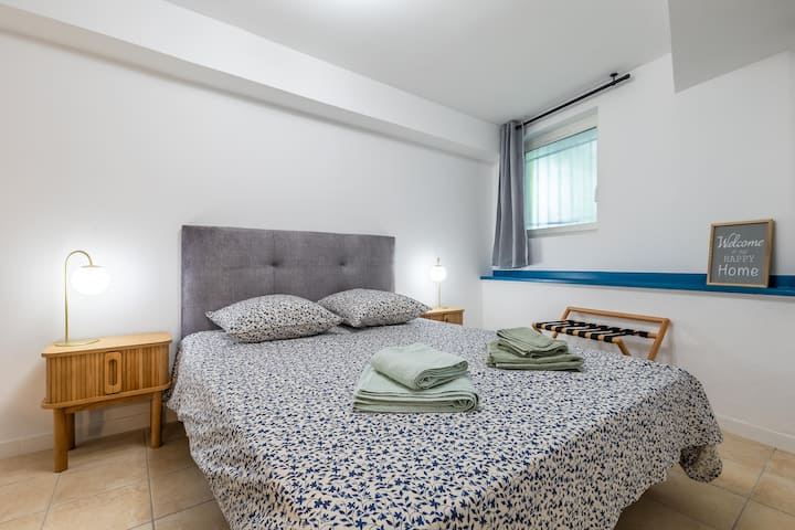Cama de 160 cm de enchufes USB/USB-C están disponibles a cada lado de la cama. 