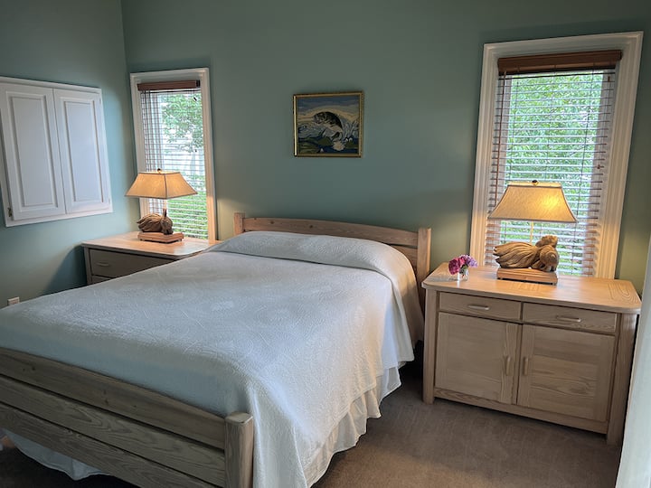 Spálňa s manželskou posteľou. Vlastná kúpeľňa s dvojitou umývadlovou skrinkou a sprchovacím kútom. Posuvné sklenené dvere na terasu s výhľadom na jazero. 