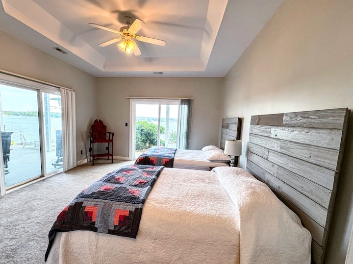 „Spálňa“ má 2 manželské postele a priestor na nafukovacie matrace. Posuvné sklenené dvere sa otvárajú na terasu s výhľadom na jazero. Vlastná kúpeľňa s dvojitou umývadlovou skrinkou, veľkou vírivkou a samostatnou sprchou.  