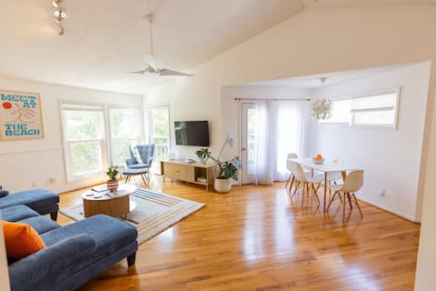 Popular Airbnb listing: Retro Rise Retreat | Condo | Pool, Tennis in Kill Devil Hills