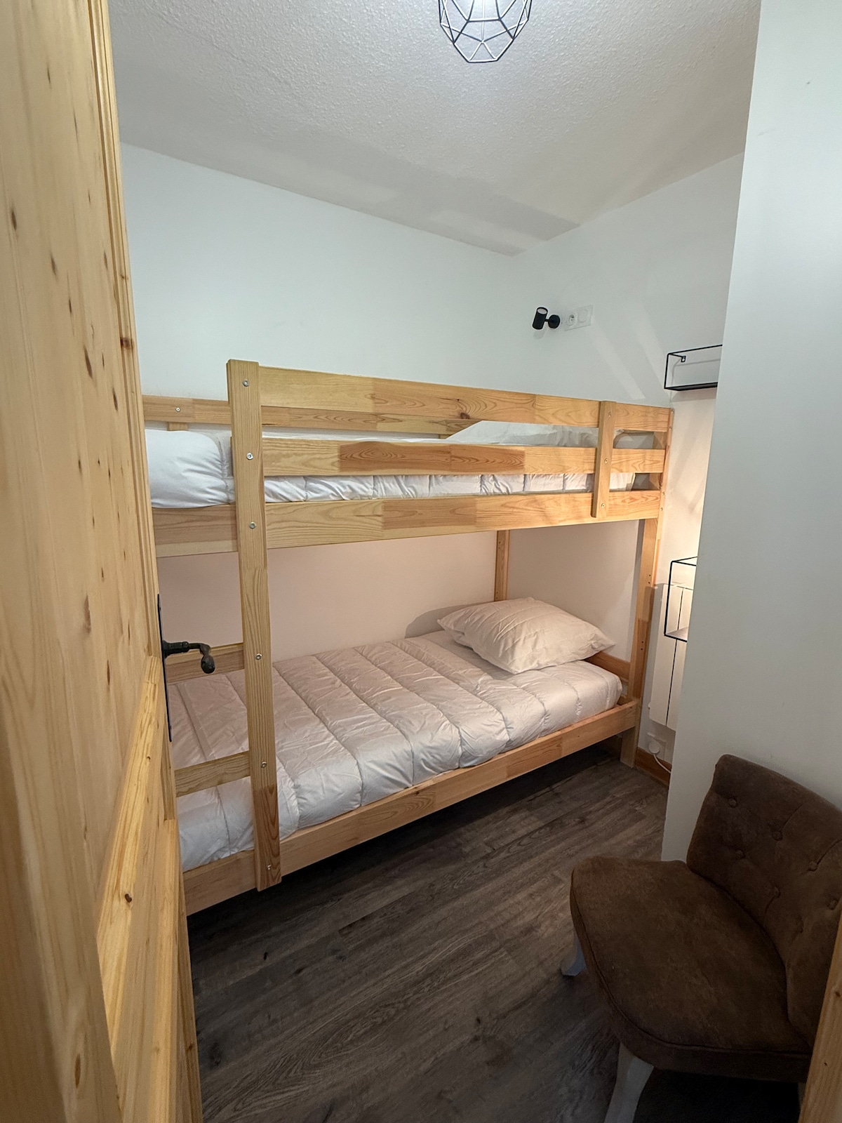 Საძინებელი ორსართულიანი საწოლით 90X200