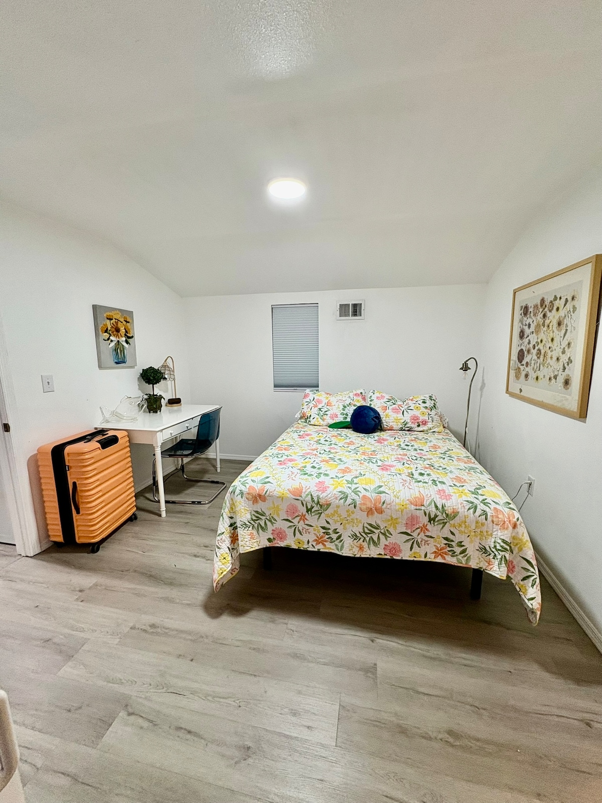 Opustite se u ovoj udobnoj i ugodnoj glavnoj spavaćoj sobi s podesivom osnovom za kreveta za savršeni položaj za spavanje. Meka posteljina, zavjese za zamračivanje i svjetla pored kreveta stvaraju ugodan ambijent. Pažljivo uređen imajući na umu vašu udobnost