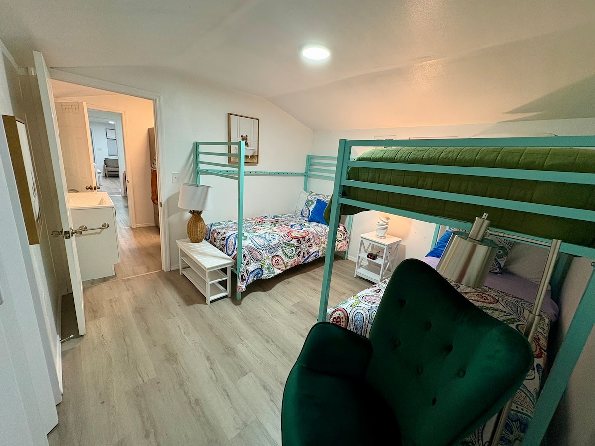 Druga spavaća soba ima dva kreveta na kat i jedan jednostruki krevet, što je idealno za djecu ili dodatne goste.