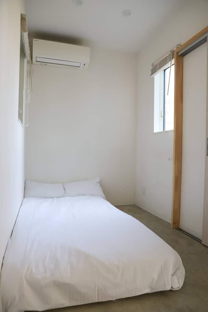 El dormitorio está conectado a la sala de estar, por lo que es ideal para las siestas de los niños.♪