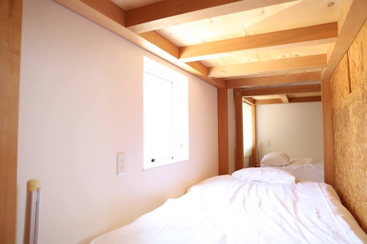 Esta es una habitación con literas que es muy popular entre los niños.♪