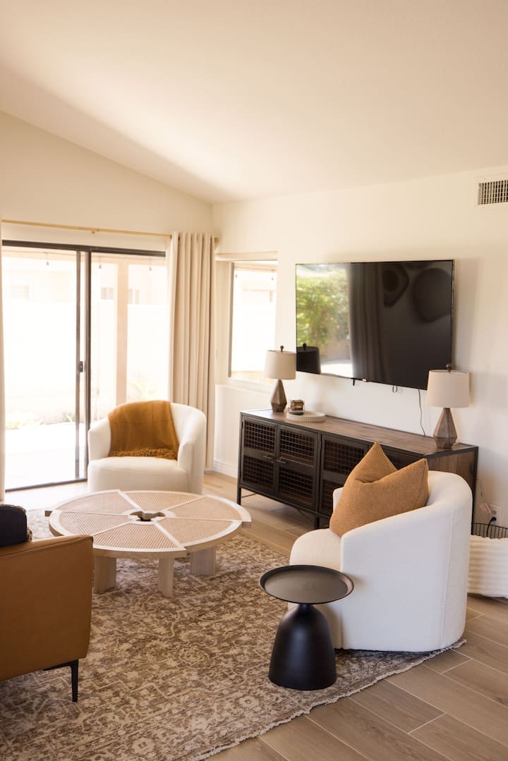 Design-forward Gem, Heated Pool + Hottub, Flexible - Mesa, AZ