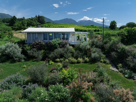 30 minutes from Karuizawa Station, 5 minutes from the expressway interstate. A villa with a full Eng