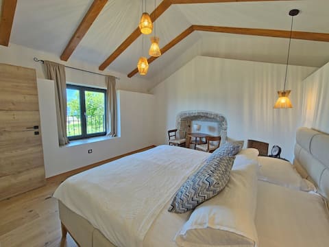 Popular Airbnb listing: Cozy cottage with sea view! in Brzac