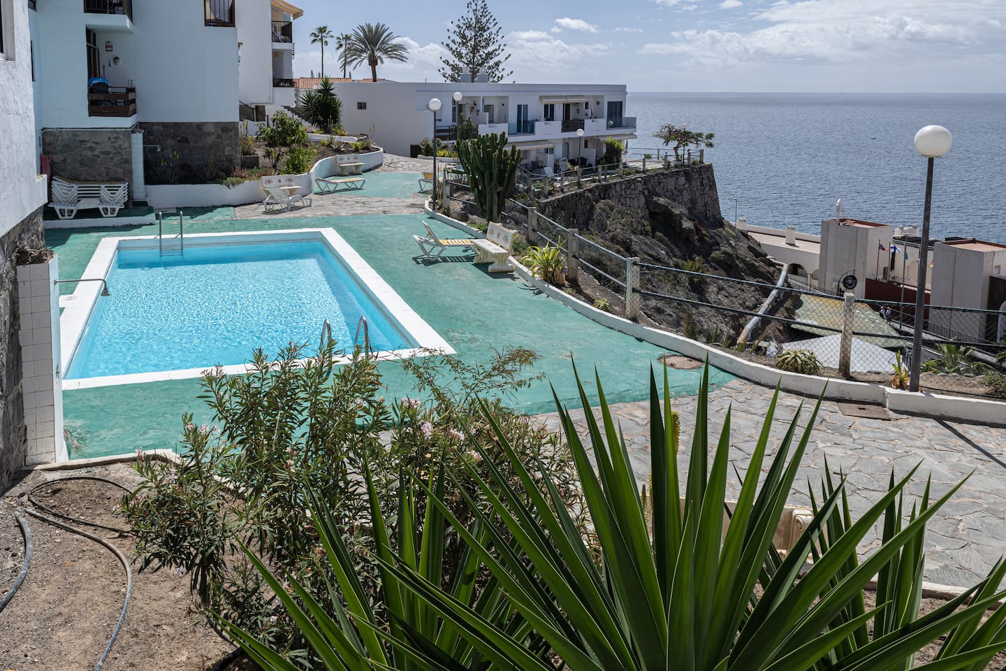Apto Danubio Ocean View — shared complex pool overlooking the sea in Patalavaca, Gran Canaria