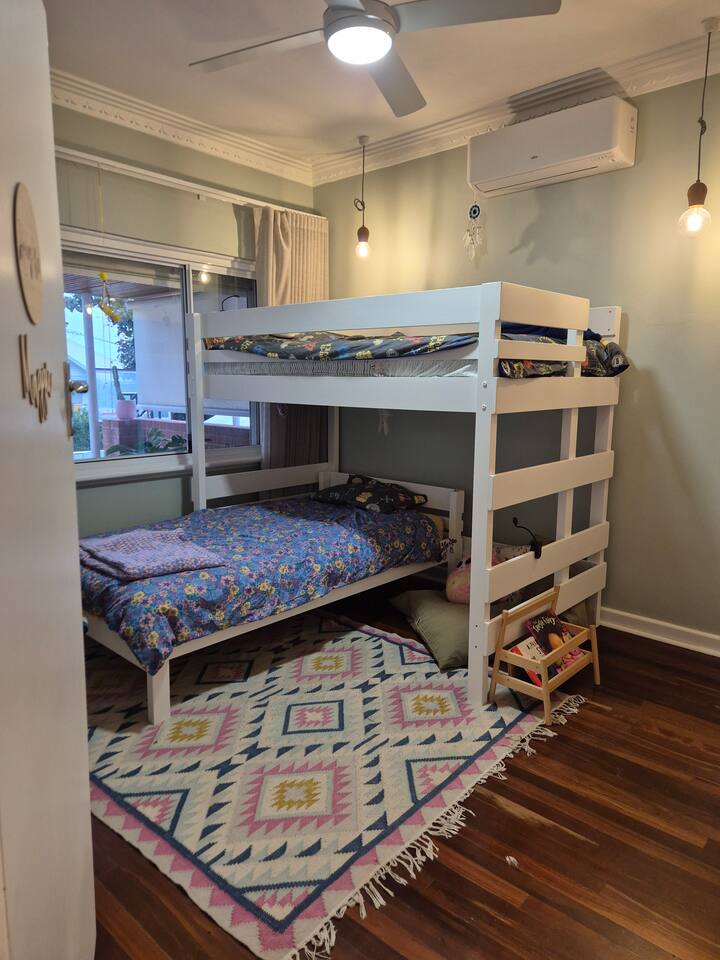 带Loft风格双层床的儿童房。