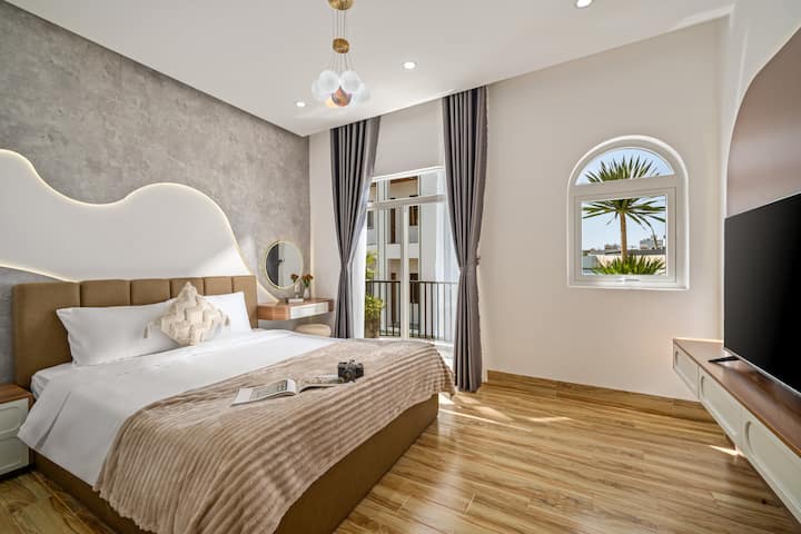 Newly built full villa / 5 bedrooms / Korean host / 7 minutes walk from Miki Beach / 10 minutes to…