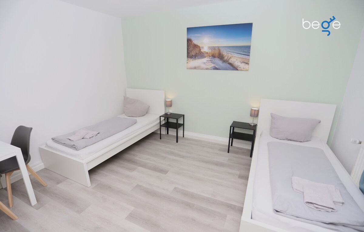 Საძინებელი 2 ორი ერთადგილიანი საწოლით, მოსასვენებელი სივრცითა და სმარტ-ტელევიზორით