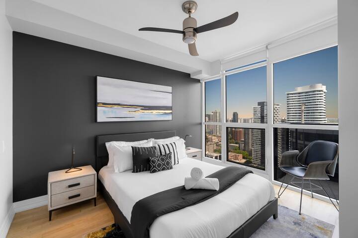 270° CN Tower View – Stunning 3BR – Free Parking gallery image 3