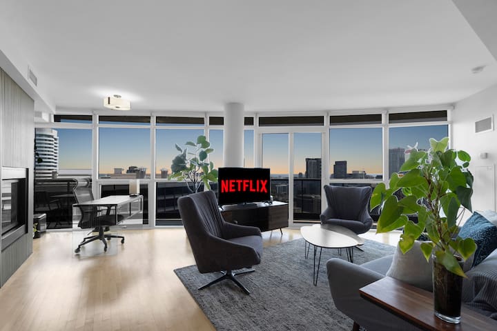 270° CN Tower View – Stunning 3BR – Free Parking