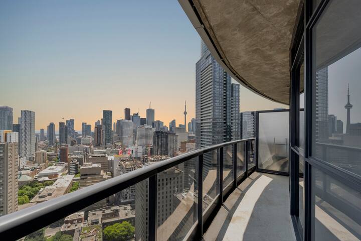 270° CN Tower View – Stunning 3BR – Free Parking gallery image 2
