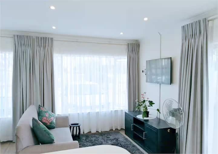 Central, Secure & Stylish Stay - Katlehong