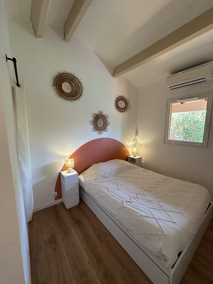 Კონდიცირებული მთავარი საძინებელი, რომელიც შედგება ორადგილიანი საწოლისგან, რომლის ორივე მხარეს სათავსოების უჯრებია, სათავსო კარადა და ტელევიზორი.