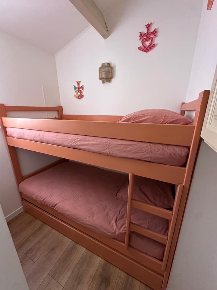 Საძინებელი ორსართულიანი საწოლით, საწოლის ქვეშ დაგხვდებათ დიდი სათავსო უჯრა, ასევე სათავსო კარადა.