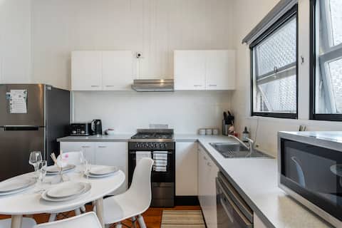 Cricket Fans Choice | 2BR Walk to Gabba & Ferry