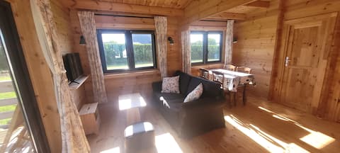 Propriété Airbnb réussie: Wooden chalet 200 m from large white sand beach Tréompan à Ploudalmézeau