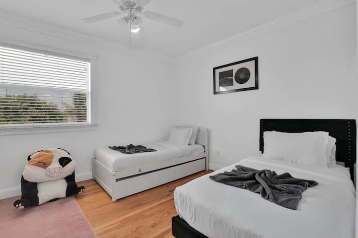 Habitación cómoda y funcional con capacidad para 3 personas, equipada con una cama twin, una cama twin doble, amplio armario, zona de trabajo ideal para laptop y Smart TV para tu entretenimiento.