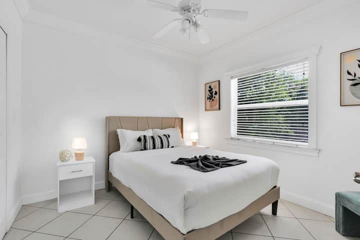 Amplia habitación ubicada en la planta baja de la casa, equipada con cómoda cama queen, closet, plancha y cuna de viaje ideal para bebés (soporta hasta 18 libras).

Medidas de la cuna cuna: 102.9 cm de largo × 64.8 cm de alto × 55.2 cm de ancho.