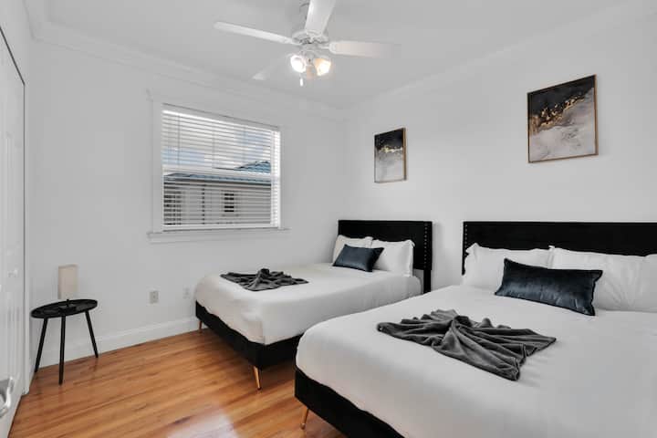 Espaciosa habitación en la segunda planta, equipada con dos camas queen size y closet empotrado, ideal para alojar cómodamente hasta 4 huéspedes.