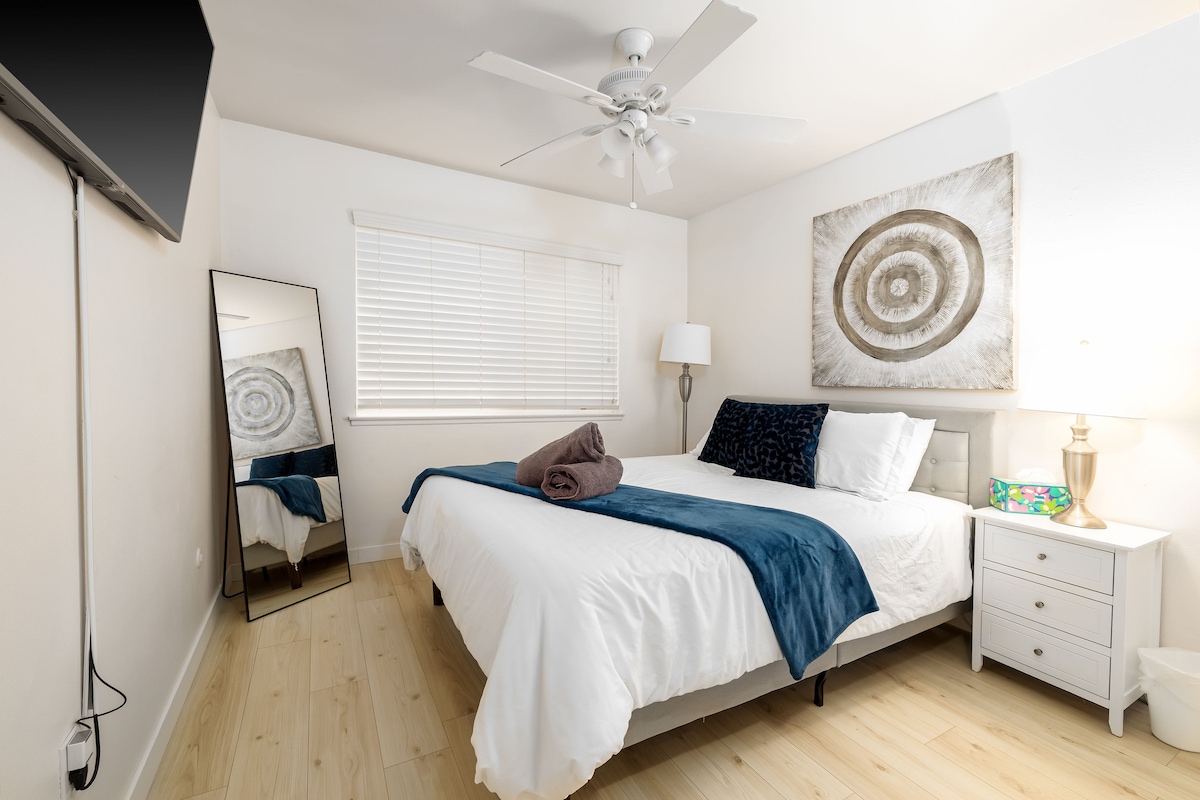 Ova prostorija odiše čistoćom i svjetlom zahvaljujući zidovima i podovima svijetlih boja, što stvara dojam prostranosti i prozračnosti.