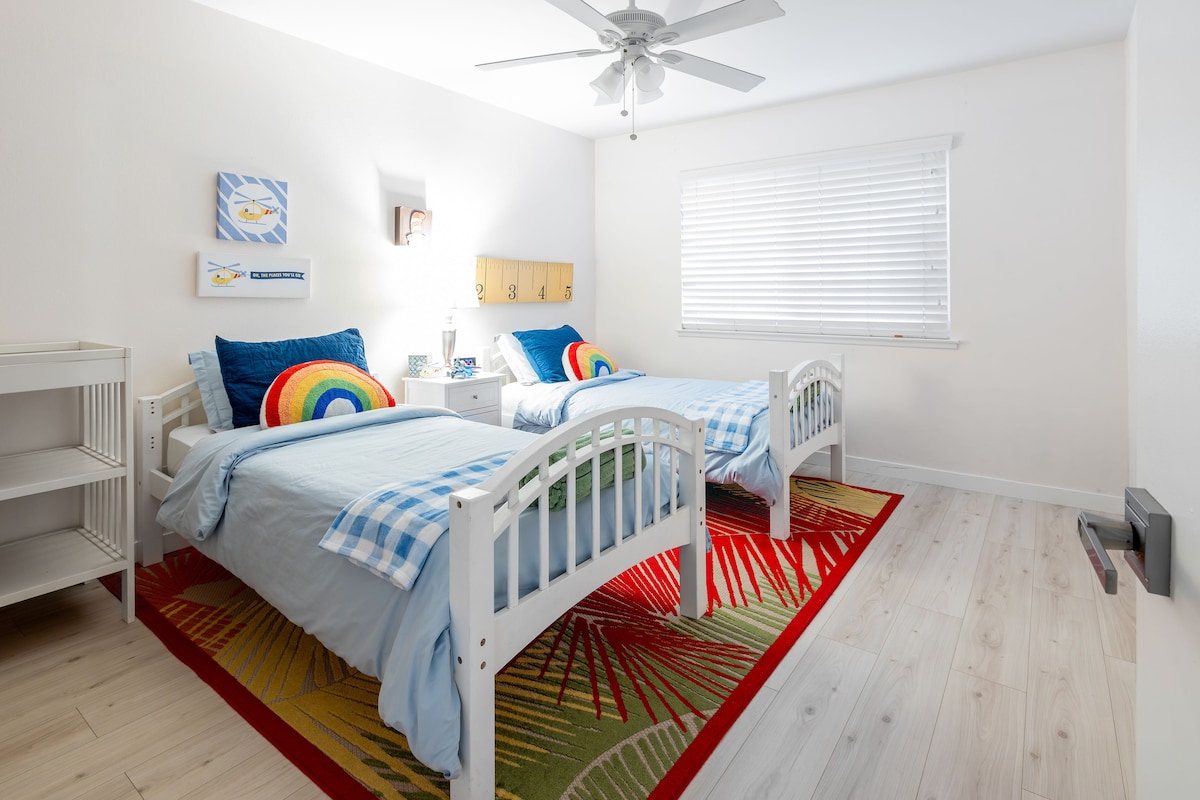 Ova živahna i ugodna soba savršena je za mlade goste jer nudi udobno i razigrano utočište. Opremljen je s dva udobna jednostruka kreveta, što ga čini idealnim za braću i sestre ili prijatelje koji putuju zajedno.