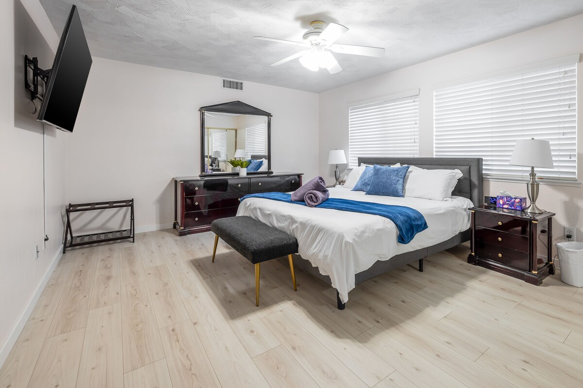 Uživajte u mirnom snu na luksuznom krevetu s mekanom posteljinom i elegantnim plavim detaljima.