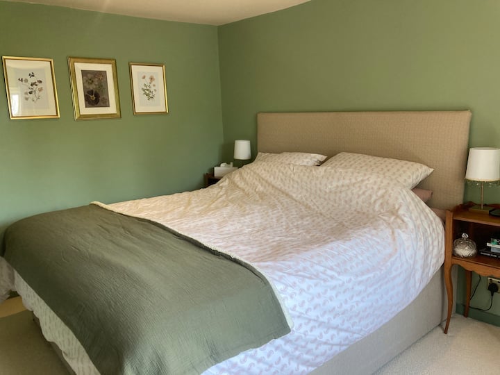 Zip ya kitanda cha kifalme na kitanda cha kuunganisha, pamoja na matandiko yenye ubora wa hoteli. Inaweza kugawanywa katika vitanda 2 vya mtu mmoja.