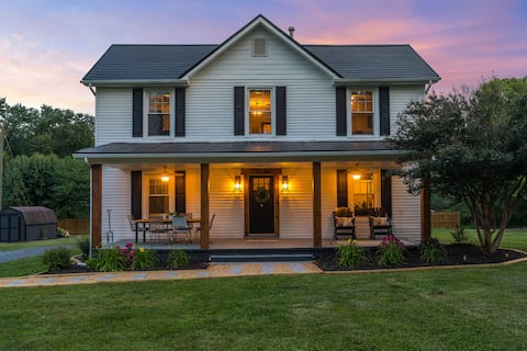 Farmhouse Retreat - 2 Acres Near Downtown